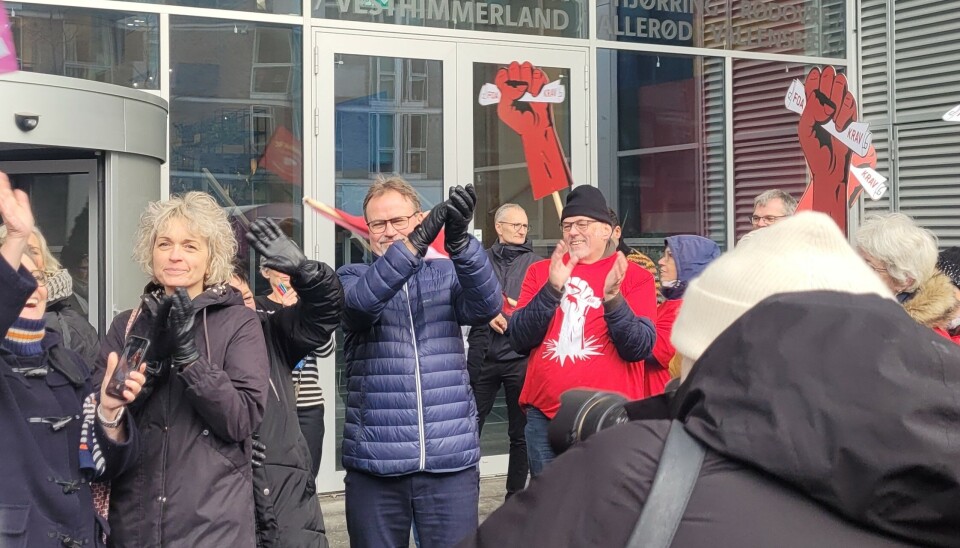 Forhandlerne takker for opbakningen på vej ind til overenskomstforhandlinger i KL-Huset. Men forhandlingerne dér afhænger af mandagens armlægning med finansministeren om rammen, forklarer Gordon Ørskov Madsen (i midten).