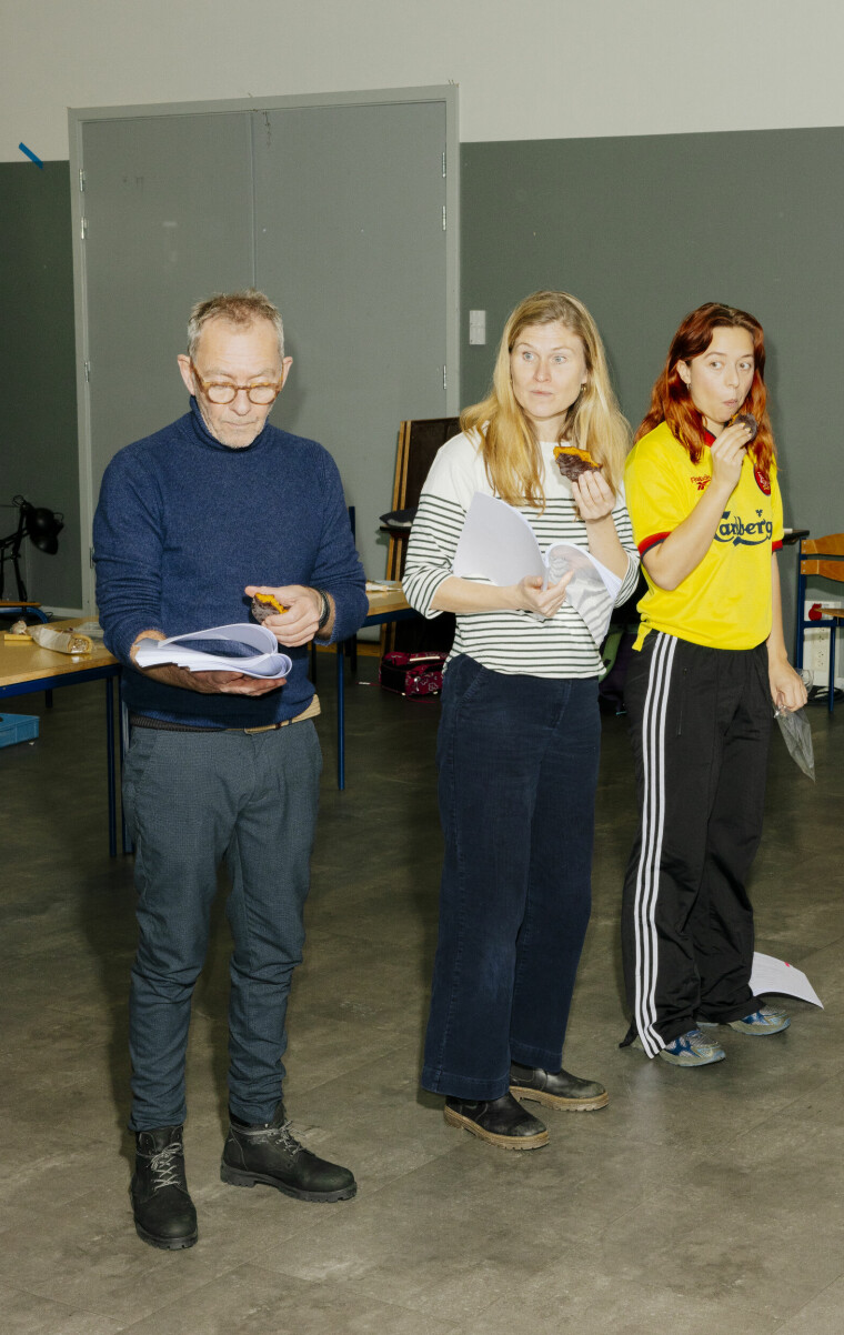 ”Skolekomediens” hovedperson er folkeskolelæreren Annette. Det særlige ved hende er, at Carla Eleonora Feigenberg (til højre), Mette Døssing og Anders Baggesen alle spiller læreren Annette på samme tid.