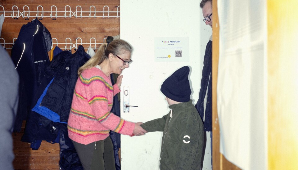 Til familiematematik er man naturligvis velkommen til at tage hele familien
med. Matematiklærer og -vejleder Charlotte Tengstedt Hendriksen byder
en af sine elevers søskende velkommen.