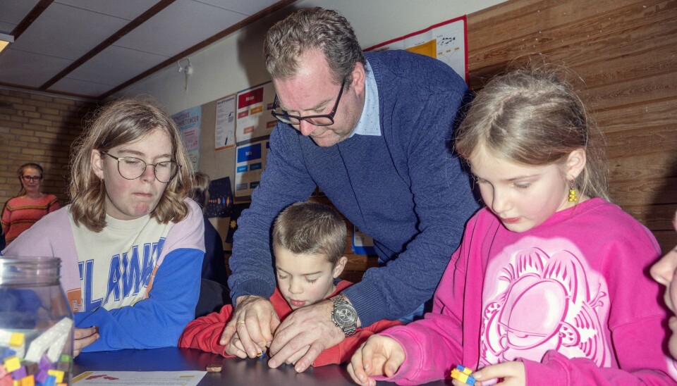 Silje og hendes to søskende er i fuld gang
med at lave firkanter af centicubes. Deres far
og mor kan sagtens nikke genkendende til,
at matematikundervisningen har ændret sig
meget, siden de selv gik i skole.