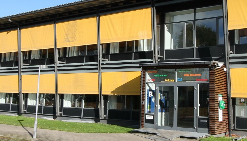 Skovbrynet Skole hed tidligere Værebro Skole. Skolen kalder sig international og har da også mange flere elever med anden etniske baggrund end dansk, end man ville forvente ud fra befolkningssammensætningen i distriktet. Nu skal den erstattes af en nybygget skole, og derfor har Gladsaxe Byråd bedt forskningsinstituttet Vive om at undersøge, hvad der skal til for at få flere fra lokalområdet til at sende deres børn i den lokale folkeskole.