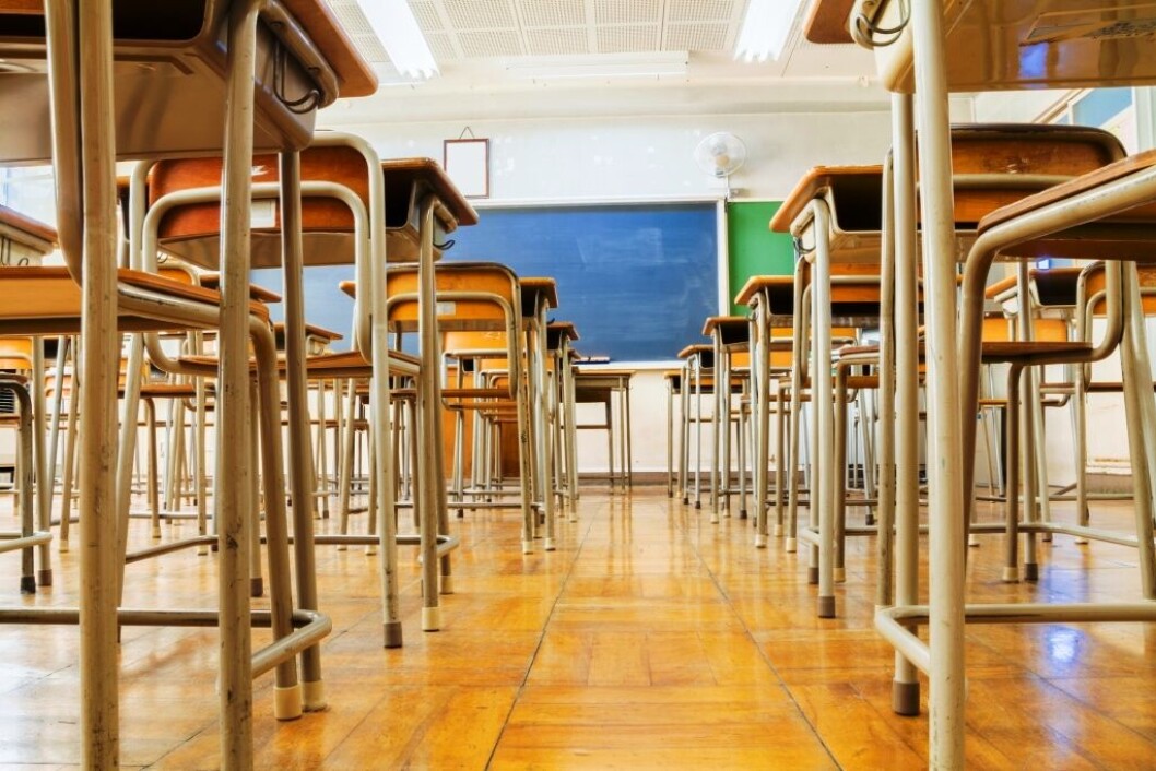Klasselokalerne er endnu ikke helt tomme på Hanstholm Skole. Men kun 13 af 240 elever er i dag mødt op. Klasselokalerne er endnu ikke helt tomme på Hanstholm Skole. Men kun 13 af 240 elever er i dag mødt op.