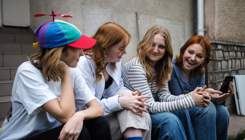 Zoom ind på fake news og LGBTI+ i Amnestys topaktuelle forløb om rettigheder under pres