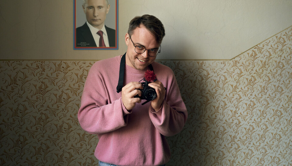 Lærer Pavel Talankin viser med et humorisktisk glimt i øjet i en ny dokumentarfilm, hvordan ideologisk krigsførelse kan bruges i skolen Pavel Talankin