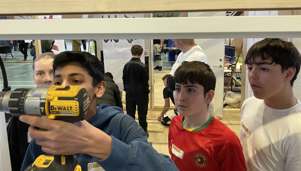 Aahil, Muhammed og Filip prøver kræfter med at sætte en vinduesramme i hos tømrerne. De skal sørge for, at det er i vater og skrue det fast i karmen.