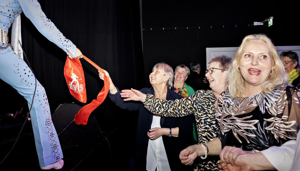 Brian Trøjborg kan dele omkring 20 tørklæder ud til en koncert. Elvis delte 100 ud per koncert.