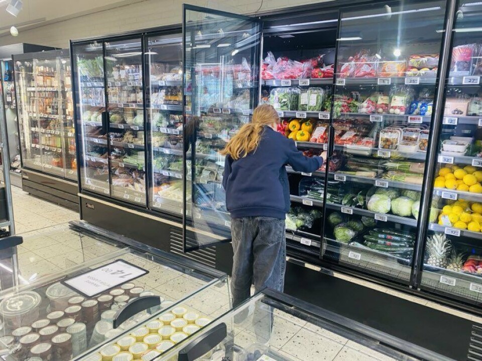 To af pigerne fra 6.a var i minipraktik i byens lokale Dagli' Brugsen