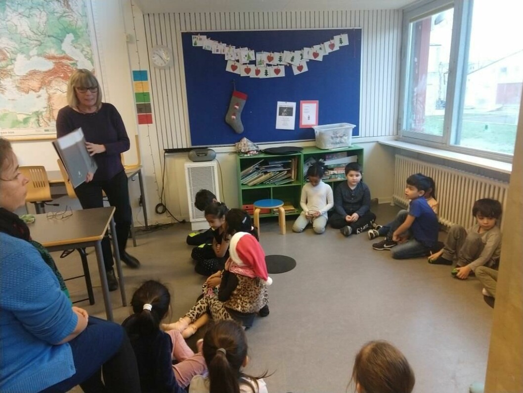 Kirsten Bergerud Hansen læser op fra en bog, hvor eleverne i børnehaveklassen på Tingbjerg Skole skal forholde sig til etiske problemstillinger. Det kaldes dialogtræning og er en del af sprogprøverne.
