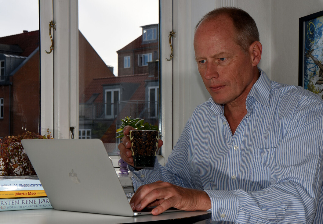 Flemming Platz har fået bedre styr på at undervise fra sin arbejdsplads i hjemmet i Aarhus, men han møder stadig udfordringer - både professionelt og privat. Flemming Platz har fået bedre styr på at undervise fra sin arbejdsplads i hjemmet i Aarhus, men han møder stadig udfordringer - både professionelt og privat.