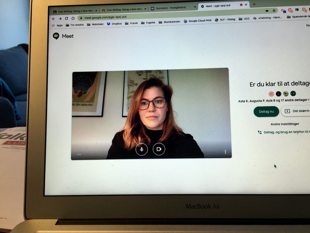 Sådan ser det ud, når Herle Sofie Gøtzsche Larsen sidder klar til at 'mødes' med sine elever hjemme fra stuen. Sådan ser det ud, når Herle Sofie Gøtzsche Larsen sidder klar til at 'mødes' med sine elever hjemme fra stuen.