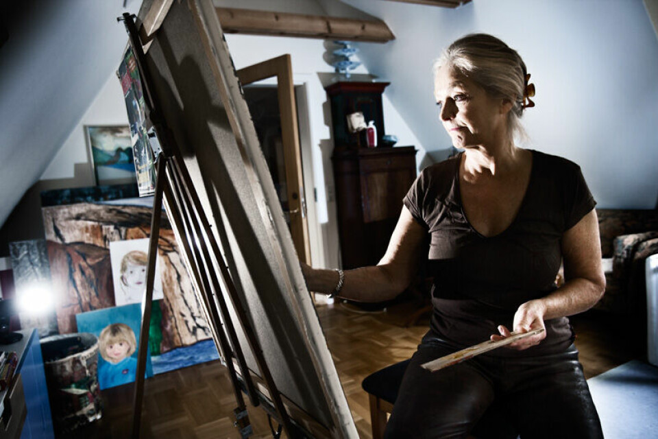 »Jeg har været på arbejdsmarkedet i 47 år, så jeg synes da, at jeg har fortjent min efterløn«, siger Lise Arendal, der blandt andet bruger sin tid på at male.