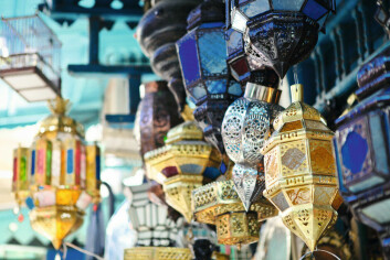 Marrakeshs basargader bugner af smukke lanterner, tæpper og keramik.