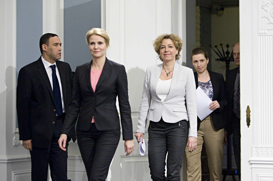 Helle Thorning-Schmidt på vej til det pressemøde, hvor regeringen bebudede et lovindgreb, som afsluttede lockouten.