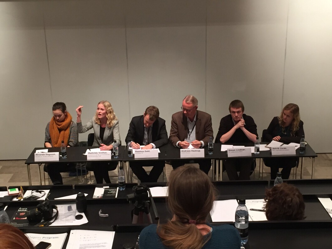 Debattører i panelet. Fra venstre mod højre: Miranda Dagsson, fmd. Danske Skoleelever; Mathilde Vinther, fmd. Danske Gymnasieelevers Sammenslutning; Rasmus Dahl, konsulent ved DI; Andreas Hastrup, MF for Liberal Alliance; Simon Lindkær, uddannelsesordfører for Venstre Ungdom og Astrid Carøe, SF Ungdom i Sorø. Debattører i panelet. Fra venstre mod højre: Miranda Dagsson, fmd. Danske Skoleelever; Mathilde Vinther, fmd. Danske Gymnasieelevers Sammenslutning; Rasmus Dahl, konsulent ved DI; Andreas Hastrup, MF for Liberal Alliance; Simon Lindkær, uddannelsesordfører for Venstre Ungdom og Astrid Carøe, SF Ungdom i Sorø.
