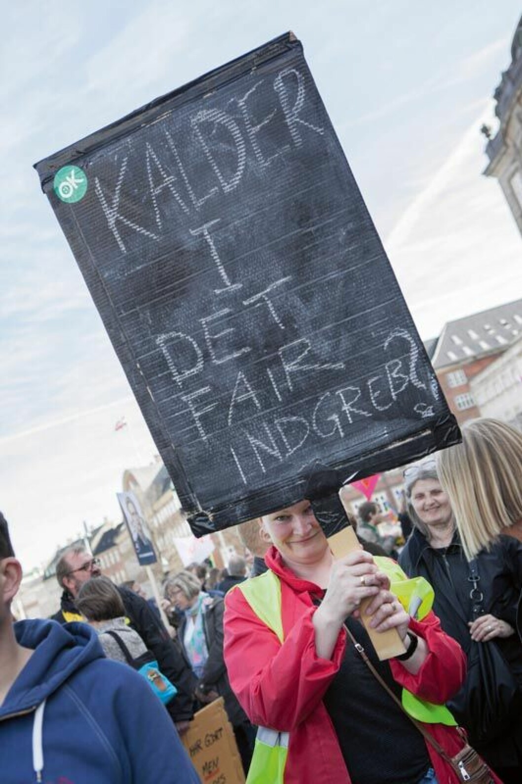 Man skulle have inddraget Lærerforeningen i udarbejdelsen af lov 409, og der var for tæt samarbejde mellem regeringen og KL i forbindelse med lockouten, konkluderer ILO. Billedet fra Christiansborg er fra en demonstration mod indgrebet i 2013.
