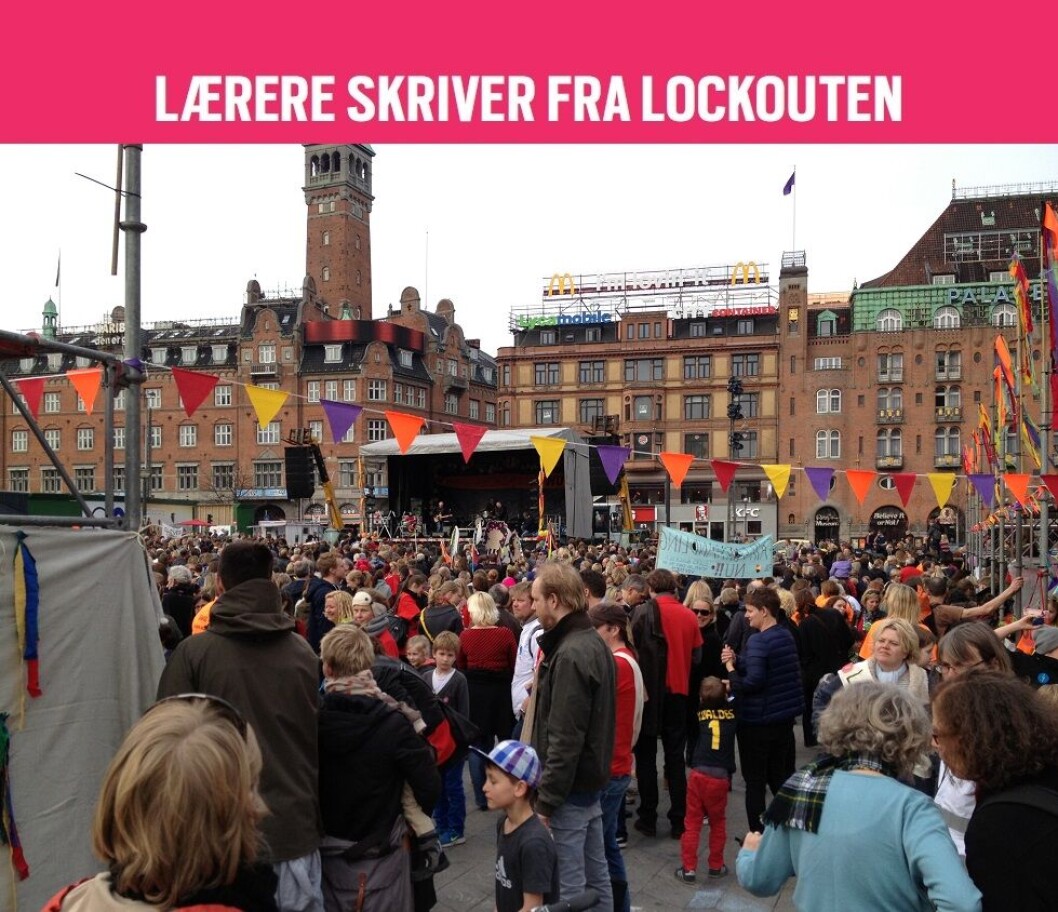 Rådhuspladsen var flot pyntet op, da børn og voksne samledes på pladsen til den store koncertdemo for forhandlingsfrihed. Klik på tallene for flere billeder. Rådhuspladsen var flot pyntet op, da børn og voksne samledes på pladsen til den store koncertdemo for forhandlingsfrihed. Klik på tallene for flere billeder.