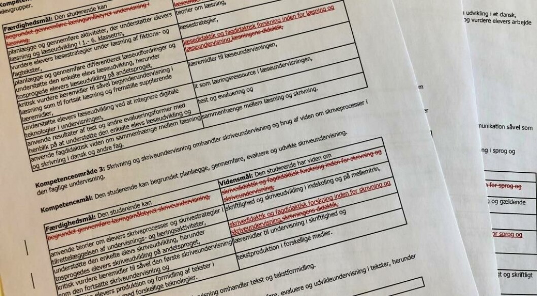 Sådan ser nogle af de røde overstregninger og tilføjelser ud i de reviderede kompetencemål på læreruddannelsen, der i øjeblikket er i høring. Sådan ser nogle af de røde overstregninger og tilføjelser ud i de reviderede kompetencemål på læreruddannelsen, der i øjeblikket er i høring.