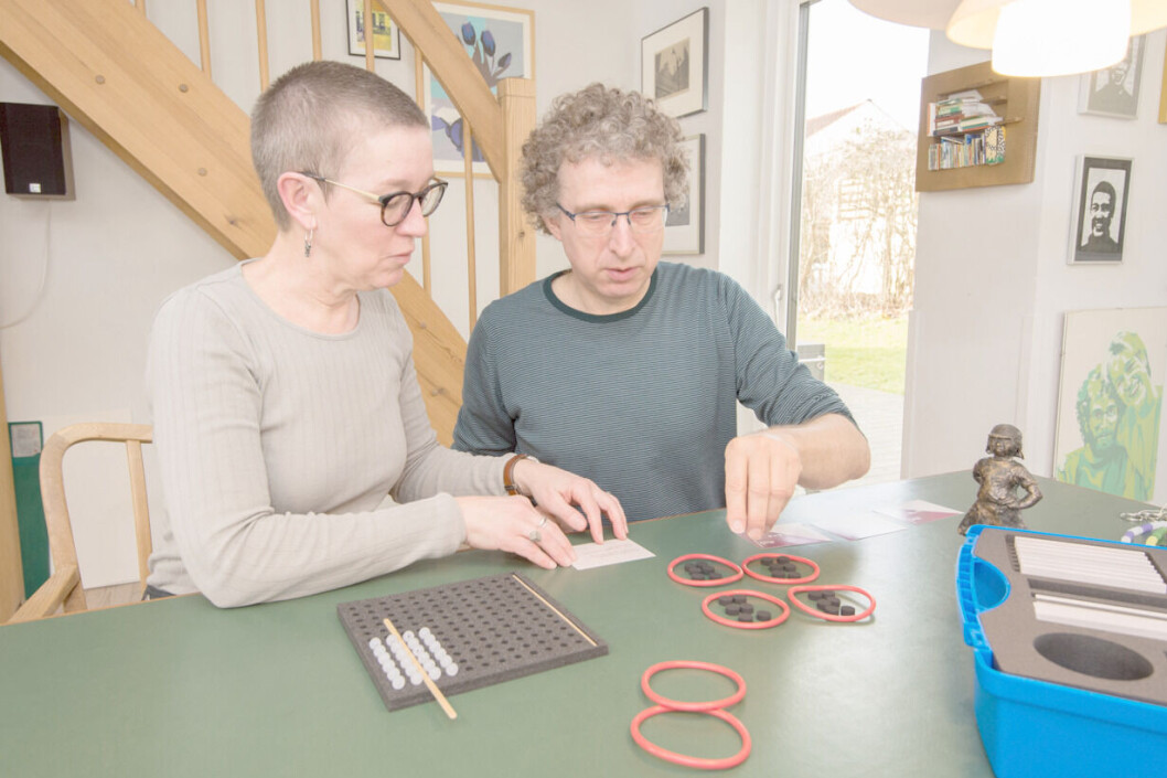 Pernille Pind og Erik Bjerre med materialet fra RoS-kufferten Pernille Pind og Erik Bjerre med materialet fra RoS-kufferten