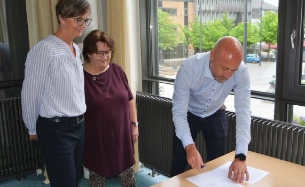 Helen Sørensen og Christian Rotbøl skrev i dag under på en arbejdstidsaftale i Herning. Helen Sørensen og Christian Rotbøl skrev i dag under på en arbejdstidsaftale i Herning.