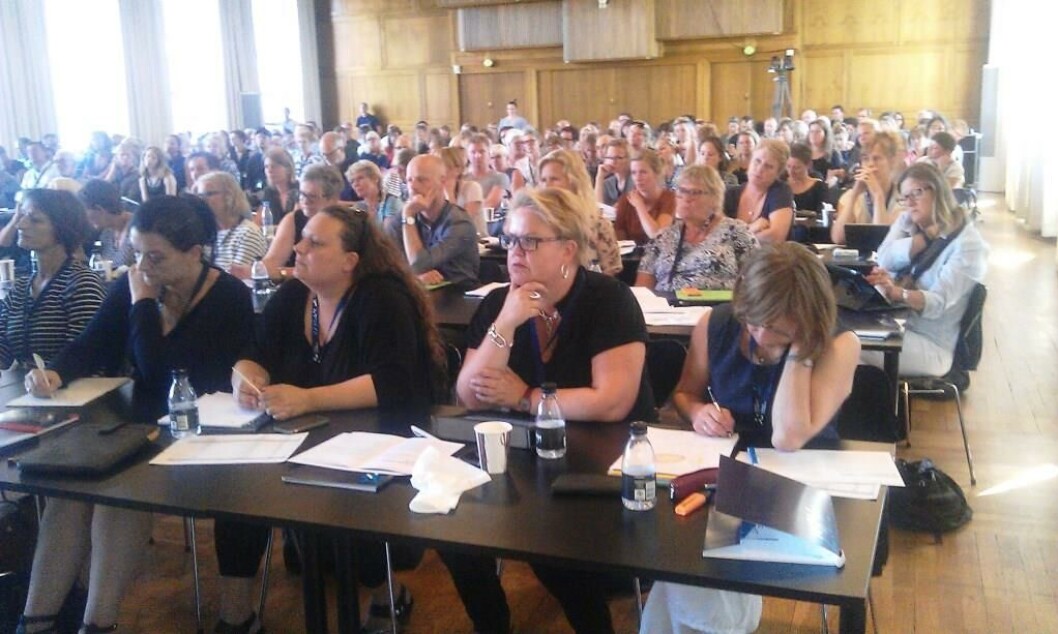 Flere arrangører har fundet nye datoer til deres konferencer, men de er afhængige af, at grænsen for, hvor mange der må være samlet et sted, bliver sat i vejret fra de nuværende 50 personer. Flere arrangører har fundet nye datoer til deres konferencer, men de er afhængige af, at grænsen for, hvor mange der må være samlet et sted, bliver sat i vejret fra de nuværende 50 personer.