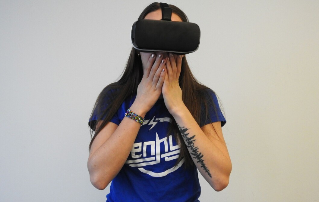 Man kan ikke læse sig til, hvordan man reagerer i en tilspidset situation, men man kan få erfaringer med det i virtual reality. Man kan ikke læse sig til, hvordan man reagerer i en tilspidset situation, men man kan få erfaringer med det i virtual reality.