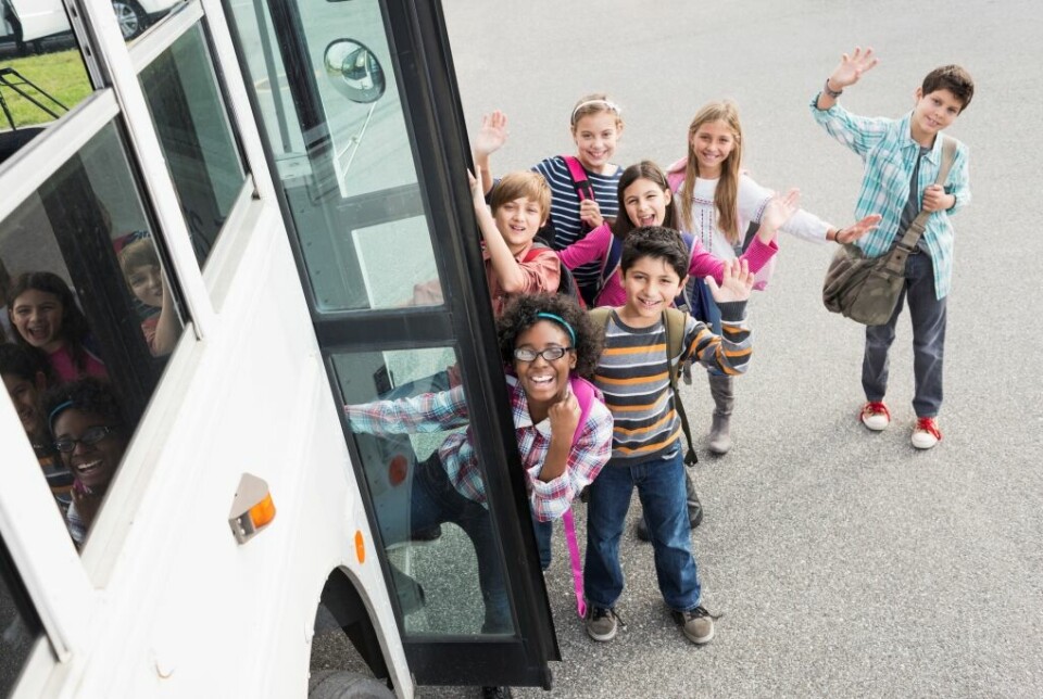 Det indgår i oplægget til besparelser, at flere elever med særlige behov skal lære at transportere sig selv i skole, men det fremgår ikke, hvem der skal lære dem at tage bussen.