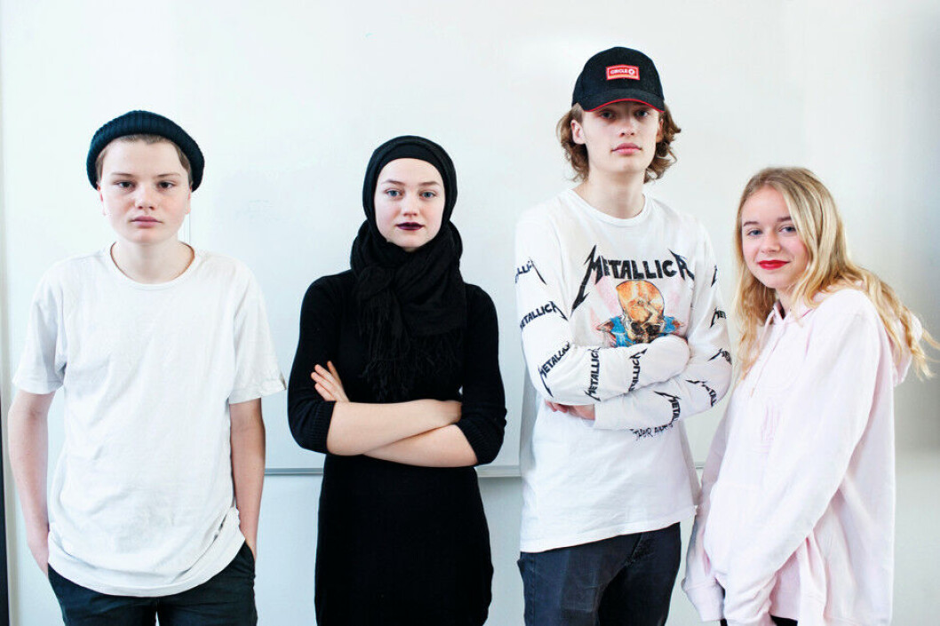 Huer, kasketter, røde læber og teenagesurmulen. 8.x havde i dagens anledning klædt sig ud som karakterer i »Skam«. I midten til venstre står Vigga, der er kommet i skole som sin yndlingskarakter Sana. Huer, kasketter, røde læber og teenagesurmulen. 8.x havde i dagens anledning klædt sig ud som karakterer i »Skam«. I midten til venstre står Vigga, der er kommet i skole som sin yndlingskarakter Sana.