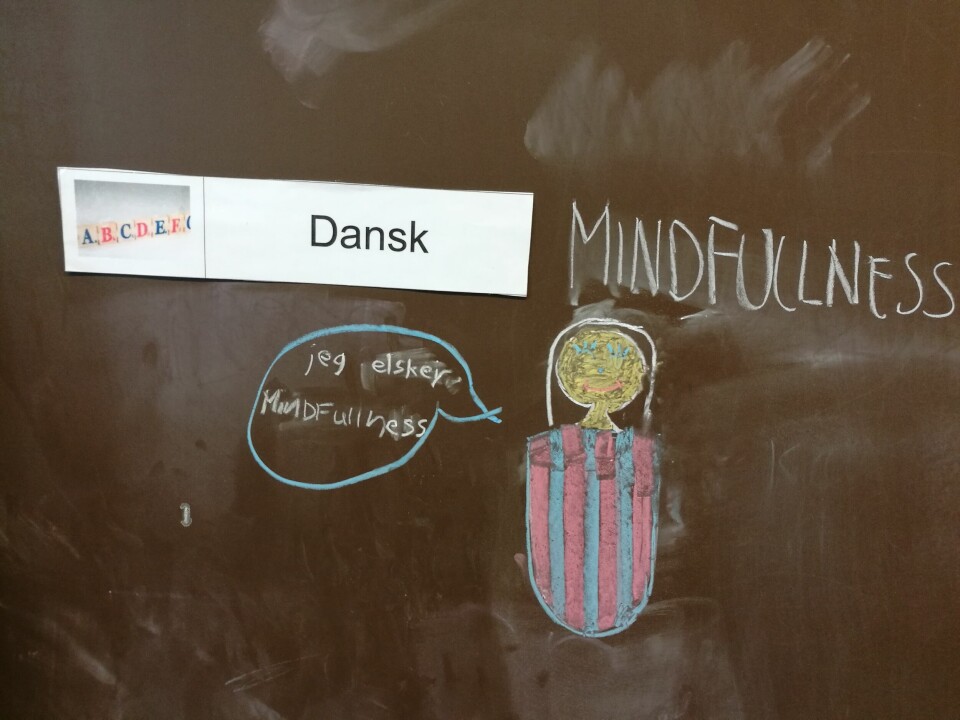 Billede fra en morgen hvor Gitte B. Jensen havde fortalt sine elever, at de skulle lave mindfulness. Da hun kom tilbage senere på dagen, havde de lavet denne tegning.