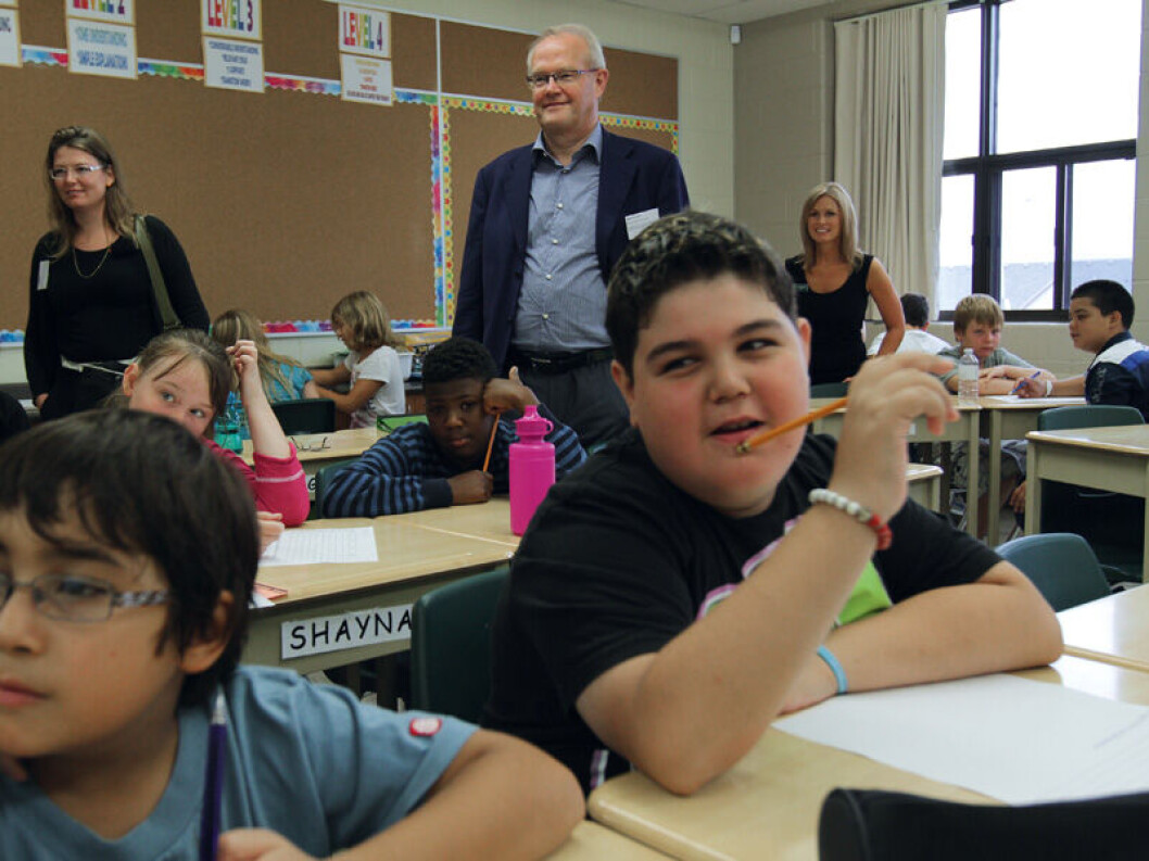Skolerådets formand Jørgen Søndergaard på besøg i en canadisk klasse. Han er sikker på, at rådet har noget med hjem, der kan inspirere det danske skolevæsen. Skolerådets formand Jørgen Søndergaard på besøg i en canadisk klasse. Han er sikker på, at rådet har noget med hjem, der kan inspirere det danske skolevæsen.
