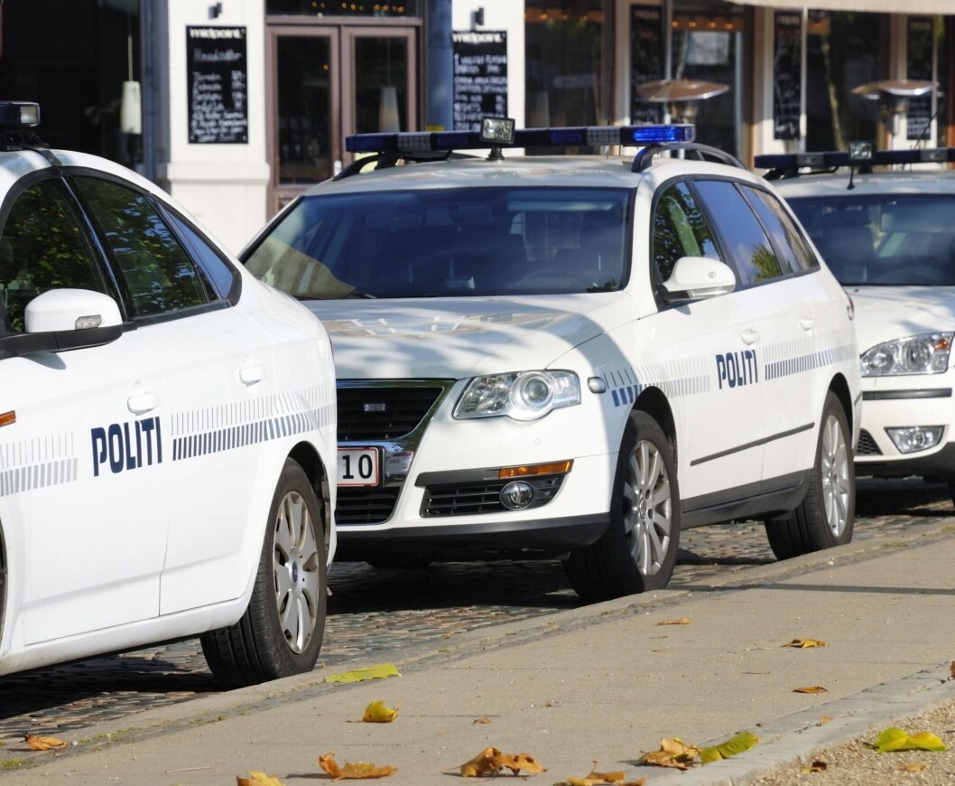 En 36-årig ansat på Karensmindeskolen i Støvring er sigtet for at have optaget elever i omklædningsrummet. En 36-årig ansat på Karensmindeskolen i Støvring er sigtet for at have optaget elever i omklædningsrummet.