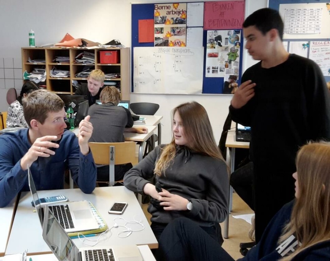 Lærer Morten Relster taler med en af matematikgrupperne om deres udfordring Lærer Morten Relster taler med en af matematikgrupperne om deres udfordring