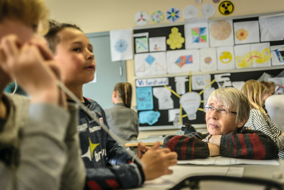 Matematiklærer Jane Rasmussen er rundt ved makkerparrene i 4.c og hører deres planer for matematikopgaven. Hvoran griber de elementerne iscenesættelse, undersøgelse og opsamling an?