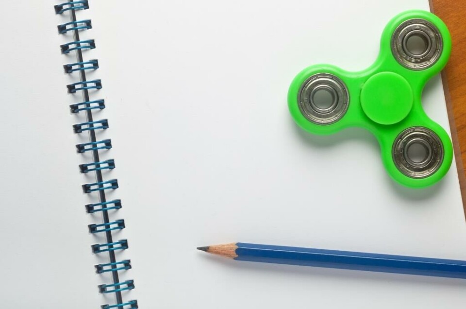 En 'Fidget Spinner' er et lille trekantet stykke legetøj, der egentlig er opfundet for at stresse brugeren af, men i undervisningen kan legetøjet virke forstyrrende.