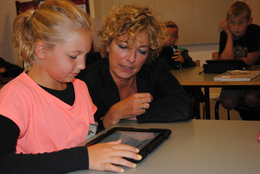 Antorini fik mulighed for at se, hvordan børnene på Kulsberg Skole, afd. Skensved arbejder med iPads. Her er det Thea Jepsen fra 5.b, der forklarer.