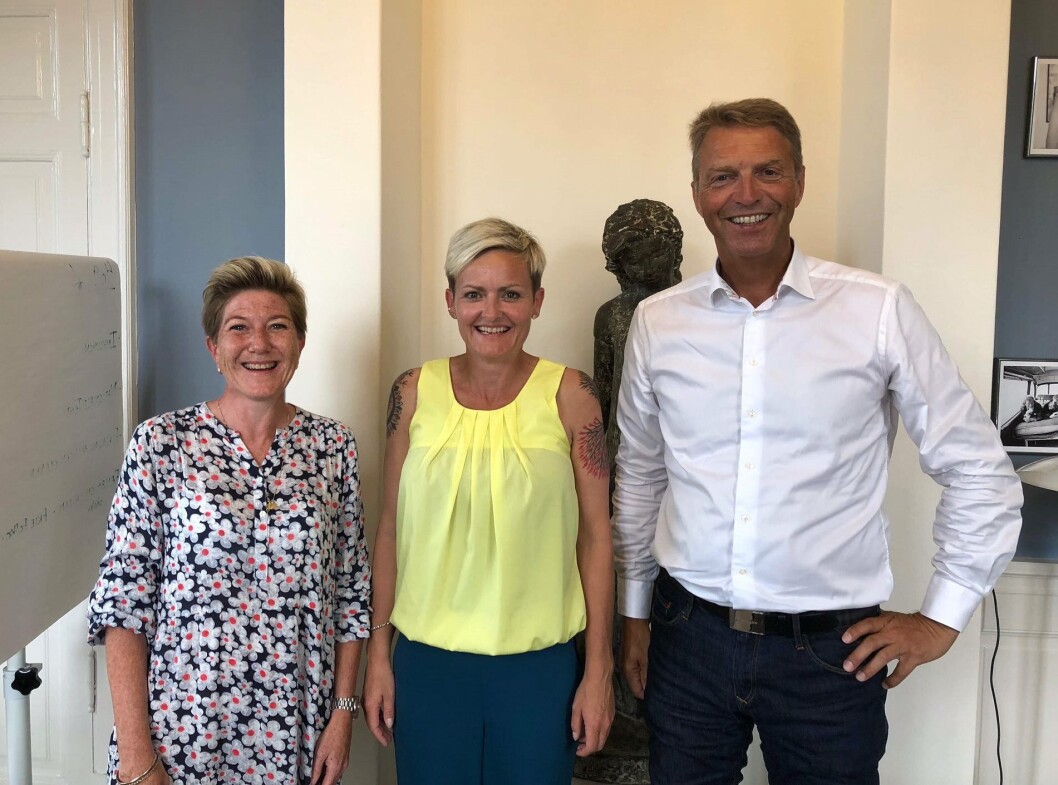 Næstformand Dorte Andreas (tv) og formand Claus Hjortdal med undervisningsminister Pernille Rosenkrantz-Theil. Næstformand Dorte Andreas (tv) og formand Claus Hjortdal med undervisningsminister Pernille Rosenkrantz-Theil.