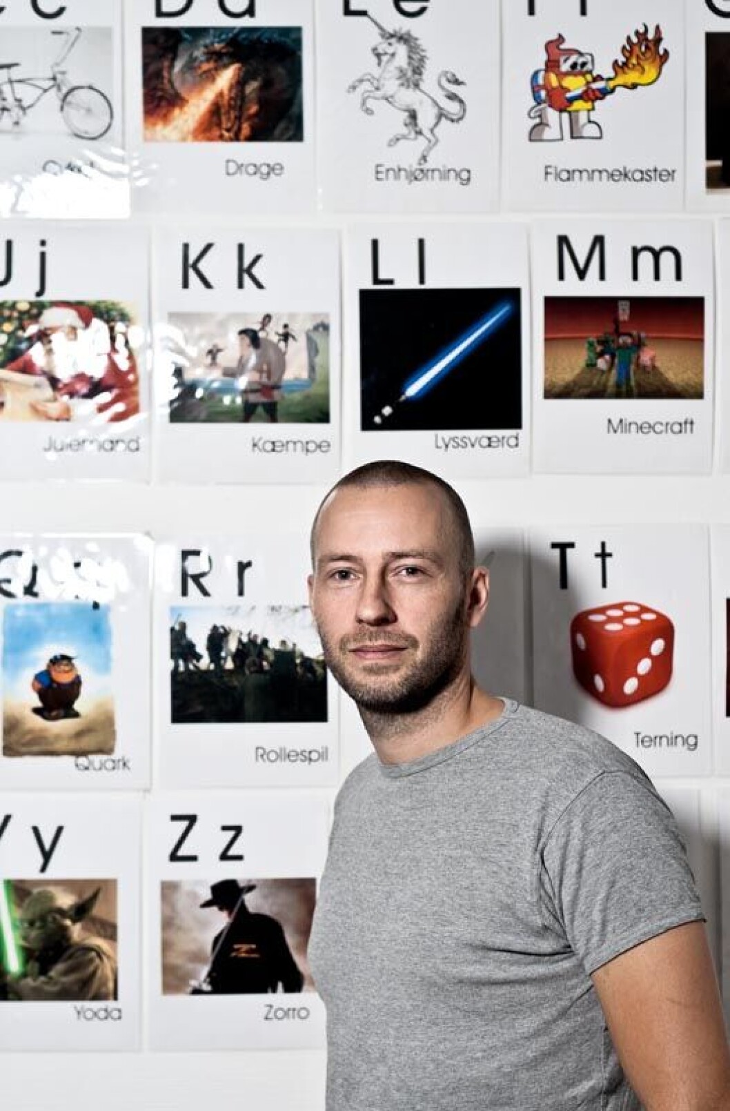 »Eleverne kan koncentrere sig i timerne, de kan samarbejde og vente på tur, når vi spiller. Der er meget læring i det. Den direkte feedback, de får i spillet, virker ligesom medicinen Ritalin. Tidligere kunne de højst koncentrere sig i 20 minutter«, fortæller Tore Neergaard Kjellow. Alfabetet har de to undervisere lavet specielt til klassen. »Eleverne kan koncentrere sig i timerne, de kan samarbejde og vente på tur, når vi spiller. Der er meget læring i det. Den direkte feedback, de får i spillet, virker ligesom medicinen Ritalin. Tidligere kunne de højst koncentrere sig i 20 minutter«, fortæller Tore Neergaard Kjellow. Alfabetet har de to undervisere lavet specielt til klassen.