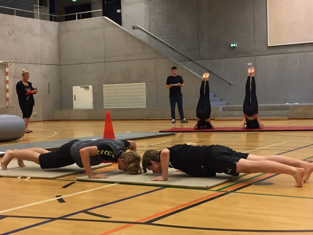 Idræt er et prøvefag, og blandt andet derfor mener idrætslærere, at de skal have ansvaret og varetage det fagdidaktiske. Det samme siger loven, men virkeligheden er ofte en anden. Dette arkivfoto er fra en idrætsprøve i sommer på Hunderupskolen i Odense. Idræt er et prøvefag, og blandt andet derfor mener idrætslærere, at de skal have ansvaret og varetage det fagdidaktiske. Det samme siger loven, men virkeligheden er ofte en anden. Dette arkivfoto er fra en idrætsprøve i sommer på Hunderupskolen i Odense.