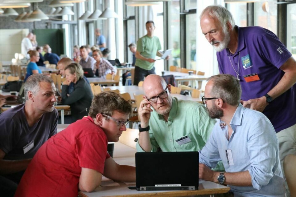 Et team i gang med at udvikle nye undervisningsforløb. Formand for de københavnske fysik/kemilærere Erland Andersen lytter med.