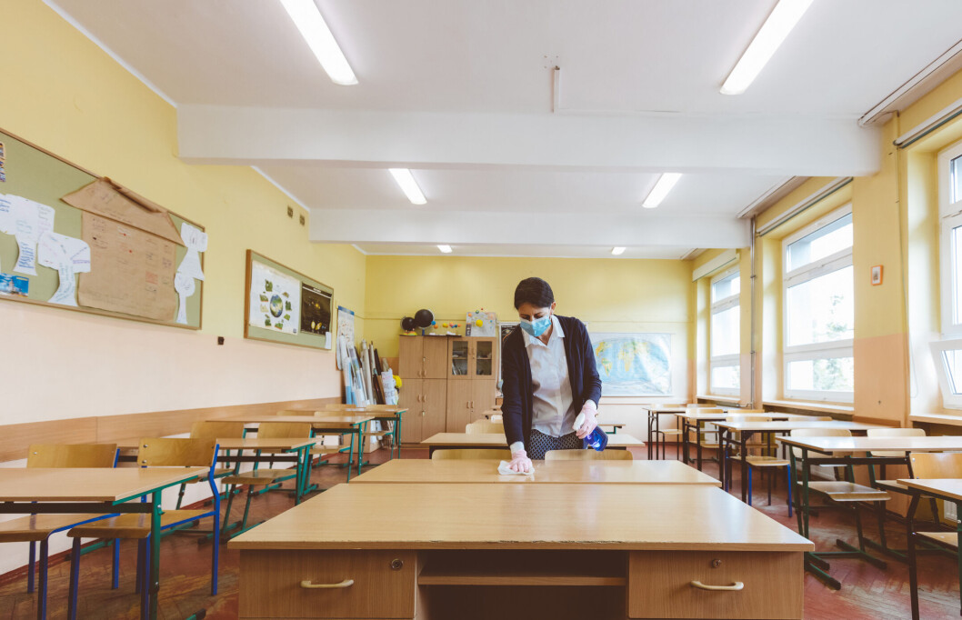 ”Lærerne er så slidte på deres relation til eleverne. De føler, at de i højere grad navigere som corona-betjente og langt mindre som relations voksne og undervisere”, siger Heidi Yoma Rasmussen, der ligesom Skolelederforeningen og den københavnske lærerforening mener, at rengøringsniveauet på skolerne er for lavt. ”Lærerne er så slidte på deres relation til eleverne. De føler, at de i højere grad navigere som corona-betjente og langt mindre som relations voksne og undervisere”, siger Heidi Yoma Rasmussen, der ligesom Skolelederforeningen og den københavnske lærerforening mener, at rengøringsniveauet på skolerne er for lavt.