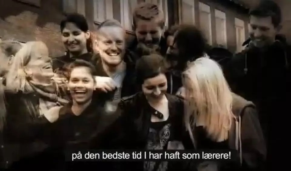 Elevhyldesten til Janne Ferner (med lyst hår t.v. i billedet) og hendes kolleger er blevet set godt 100.000 gange på Youtube.