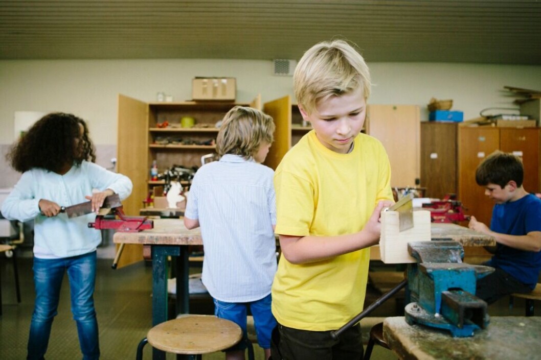 Nogle skoler vælger at have fuldt skema med håndværk og design i værksteder, mens andre helt har aflyst håndværk og design-undervisningen. Nogle skoler vælger at have fuldt skema med håndværk og design i værksteder, mens andre helt har aflyst håndværk og design-undervisningen.