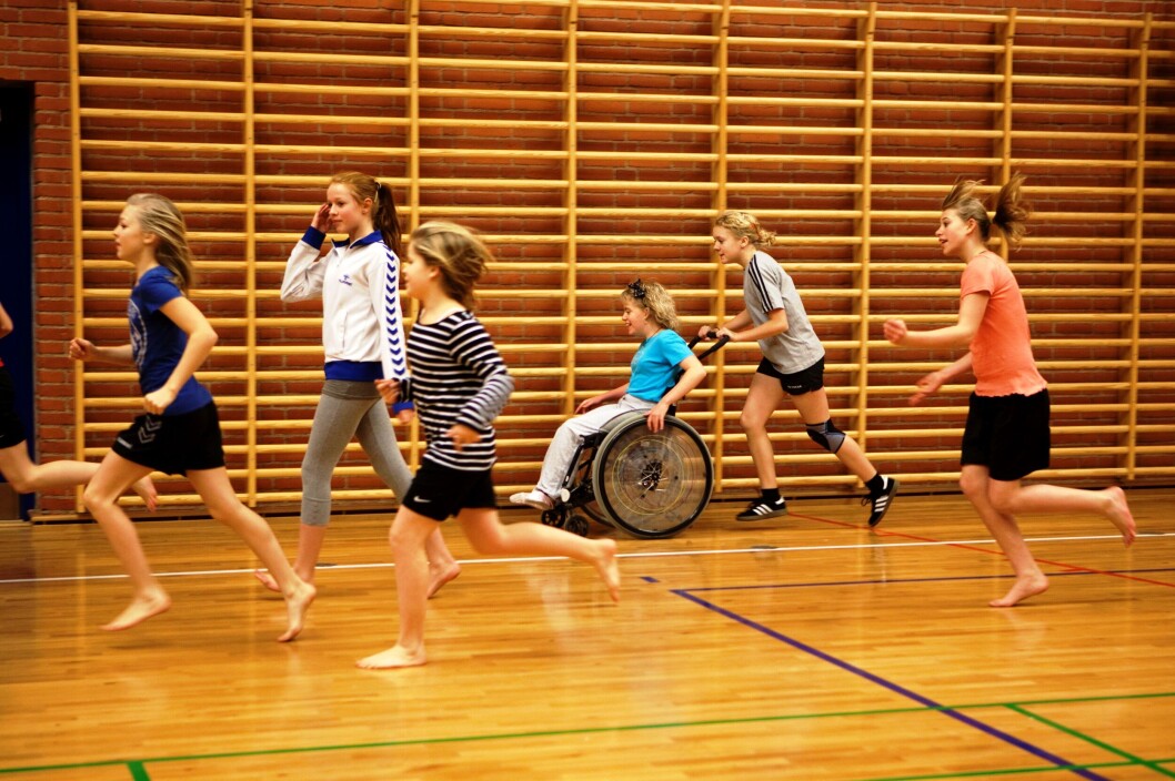 Det er ikke rimeligt, at elever med et fysik handicap hele tiden skal være usikre på, om de kan miste deres afgangseksamen, hvis idræt bliver udtaget som prøvefag, siger lærer Anne Marie Esmann, Kolding. Det er ikke rimeligt, at elever med et fysik handicap hele tiden skal være usikre på, om de kan miste deres afgangseksamen, hvis idræt bliver udtaget som prøvefag, siger lærer Anne Marie Esmann, Kolding.