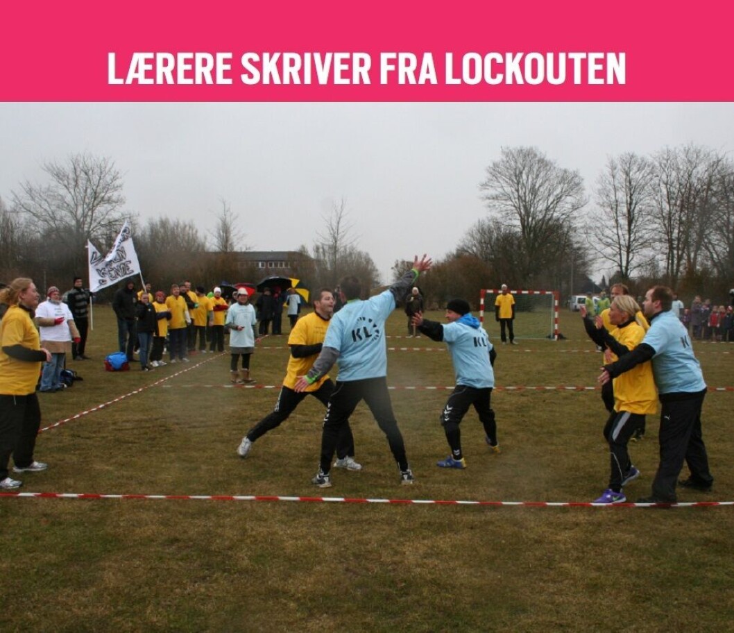 Onsdag mødte håndboldmandskaber fra Lolland-Falsters Lærerkreds og byrådspolitikere fra Lolland og Guldborgssund Kommuner hinanden i to vigtige håndboldkampe. Kampene bølgede frem og tilbage med både flot angrebsspil og til tider hårdt forsvarsspil. Det fremmødte publikum var gode til at holde varmen med sange og tilråb. Klik på tallene for at se flere billeder. Onsdag mødte håndboldmandskaber fra Lolland-Falsters Lærerkreds og byrådspolitikere fra Lolland og Guldborgssund Kommuner hinanden i to vigtige håndboldkampe. Kampene bølgede frem og tilbage med både flot angrebsspil og til tider hårdt forsvarsspil. Det fremmødte publikum var gode til at holde varmen med sange og tilråb. Klik på tallene for at se flere billeder.