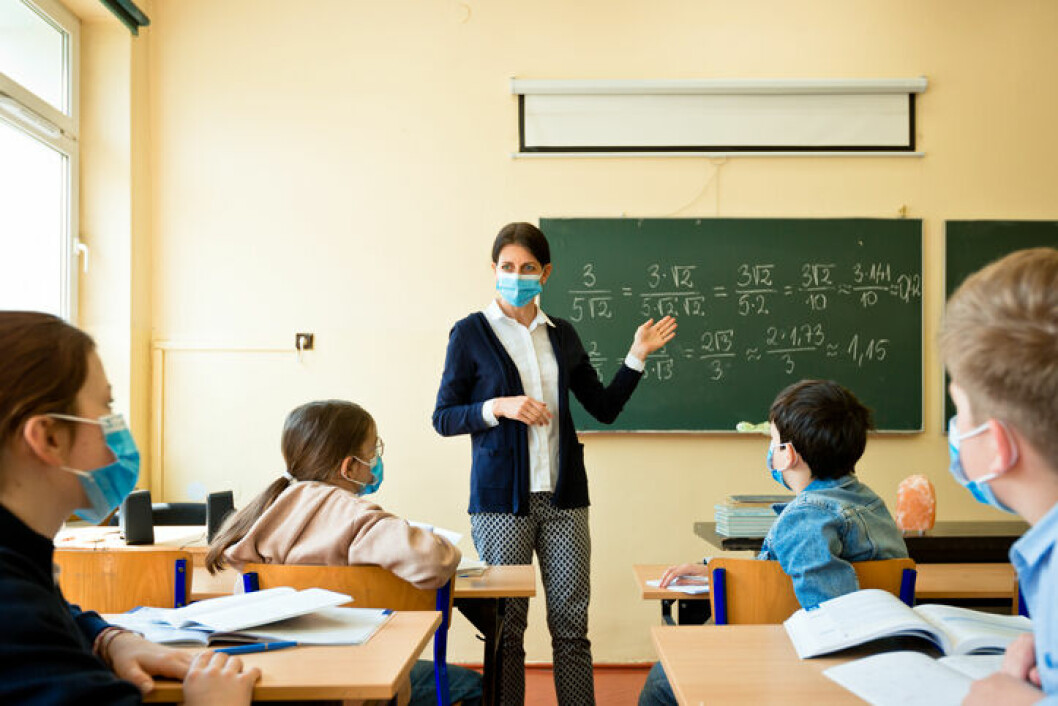 Virker det, hvis eleverne har mundbind på i skolen? Forskningen har ikke et entydigt svar.