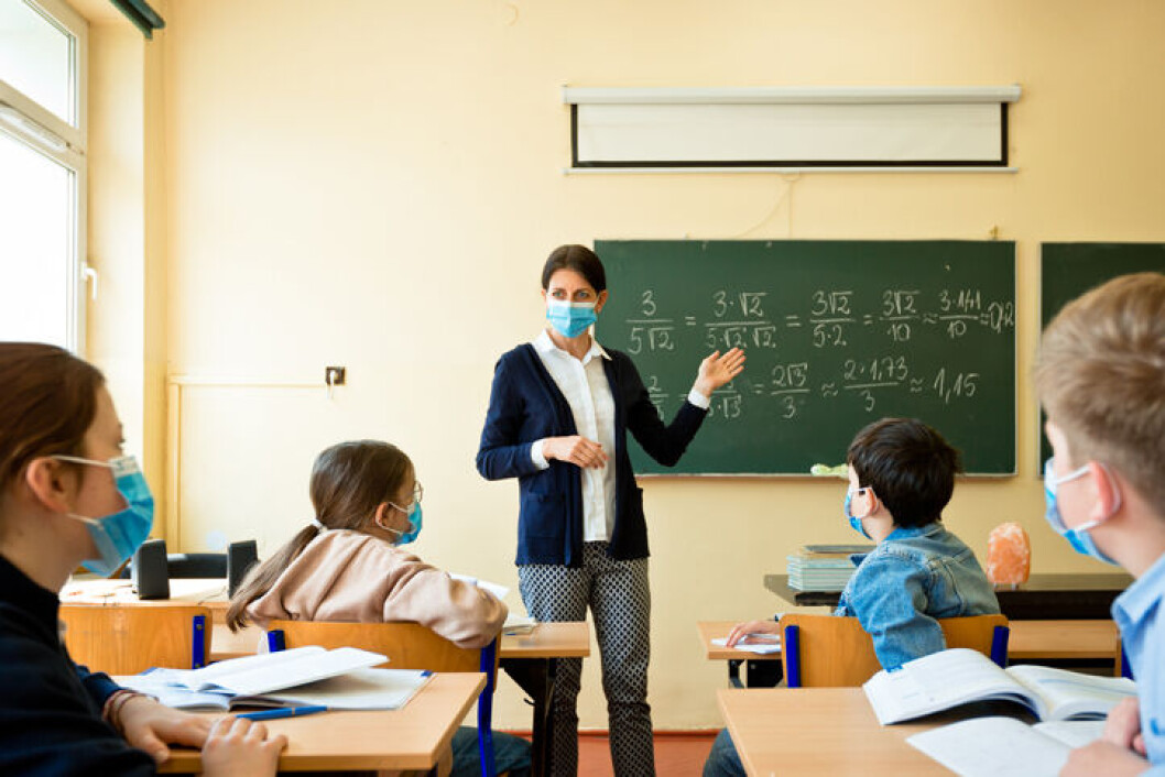 Virker det, hvis eleverne har mundbind på i skolen? Forskningen har ikke et entydigt svar. Virker det, hvis eleverne har mundbind på i skolen? Forskningen har ikke et entydigt svar.
