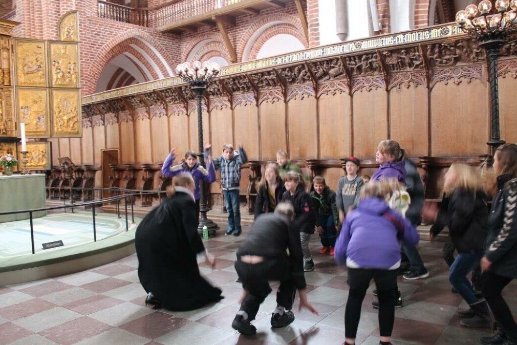 Folkekirkens Skoleltjeneste leverer forløb med æstetiske læreprocesser. Arkivfoto fra Roskilde Domkirke. Folkekirkens Skoleltjeneste leverer forløb med æstetiske læreprocesser. Arkivfoto fra Roskilde Domkirke.