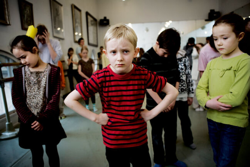 Eleverne spillede forskellige følelser. Pelle Fryd Nilsson fra 2. klasse viser sin vrede, mens Mei Ling Kledal og Josefine Graa Bunk er mere triste og kede af det. Eleverne spillede forskellige følelser. Pelle Fryd Nilsson fra 2. klasse viser sin vrede, mens Mei Ling Kledal og Josefine Graa Bunk er mere triste og kede af det.