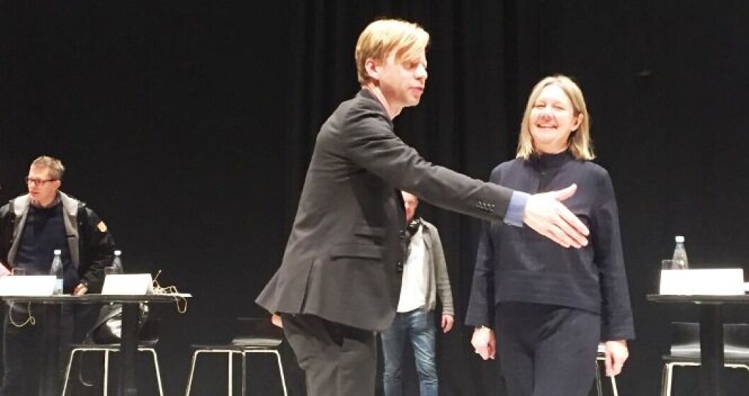 ”Jeg er glad for, at lærerne har fået en undskyldning for lockouten og indgrebet mod lærerne i 2013 fra den radikale rådkvinde Susanne Crawley på vegne af partiet, men jeg ville gerne høre, om flere ville give en undskyldning, siger formand for Odense Lærerforening Anne-Mette Kæseler Jensen, der et glad for, at så mange var mødt op til debatmødet styret af Clement Kjersgaard i Odense Koncerthus. ”Jeg er glad for, at lærerne har fået en undskyldning for lockouten og indgrebet mod lærerne i 2013 fra den radikale rådkvinde Susanne Crawley på vegne af partiet, men jeg ville gerne høre, om flere ville give en undskyldning, siger formand for Odense Lærerforening Anne-Mette Kæseler Jensen, der et glad for, at så mange var mødt op til debatmødet styret af Clement Kjersgaard i Odense Koncerthus.
