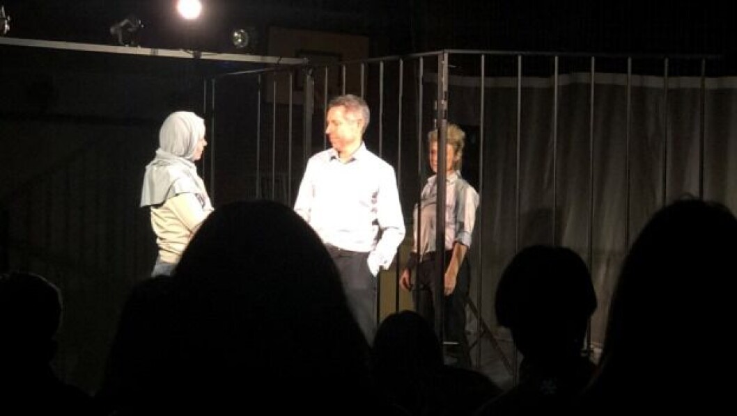 Tre skuespillere fra teatret Fair Play i Holbæk stod for at spille forestillingen. Ifølge flere elever gav det en mere intens og følelsesrig oplevelse, at de sad så tæt på skuespillerne og scenen i mørket. Tre skuespillere fra teatret Fair Play i Holbæk stod for at spille forestillingen. Ifølge flere elever gav det en mere intens og følelsesrig oplevelse, at de sad så tæt på skuespillerne og scenen i mørket.
