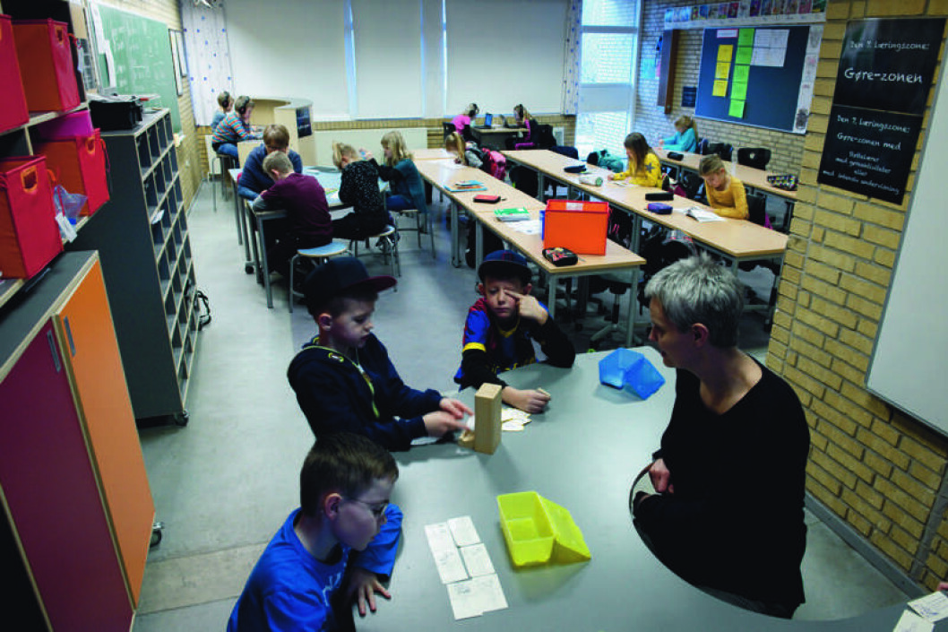 På Karensmindeskolen i Støvring har 2.b fået et inkluderende klasseværelse. Det er skolepsykolog Jan Soelberg fra Hjørring, der har udviklet skolemøblerne over nogle år sammen med flere pedeller. Klasseværelset er delt ind i zoner, og udgangspunktet er, at ingen elever sidder alene. Der er en gørezone med værkstedsundervisning, en lyttezone, en pc-zone og to U-borde i klassen. Ved U-bordet kan læreren have én til én-kontakt med op til fem elever og samtidig have overblikket over klassen. På Karensmindeskolen i Støvring har 2.b fået et inkluderende klasseværelse. Det er skolepsykolog Jan Soelberg fra Hjørring, der har udviklet skolemøblerne over nogle år sammen med flere pedeller. Klasseværelset er delt ind i zoner, og udgangspunktet er, at ingen elever sidder alene. Der er en gørezone med værkstedsundervisning, en lyttezone, en pc-zone og to U-borde i klassen. Ved U-bordet kan læreren have én til én-kontakt med op til fem elever og samtidig have overblikket over klassen.